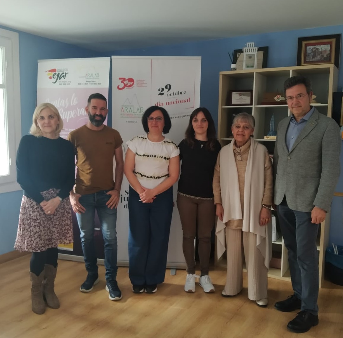 El Defensor del Pueblo junto con la jefa de gabinete del Defensor, Susana Galilea, acompañado por miembros de Aralar: Manu Buzón, secretario de la junta directiva, Teresa Burgui, Coordinadora, Saioa Yeregui, psicóloga y Nieves Estabolite, monitora Voluntaria.