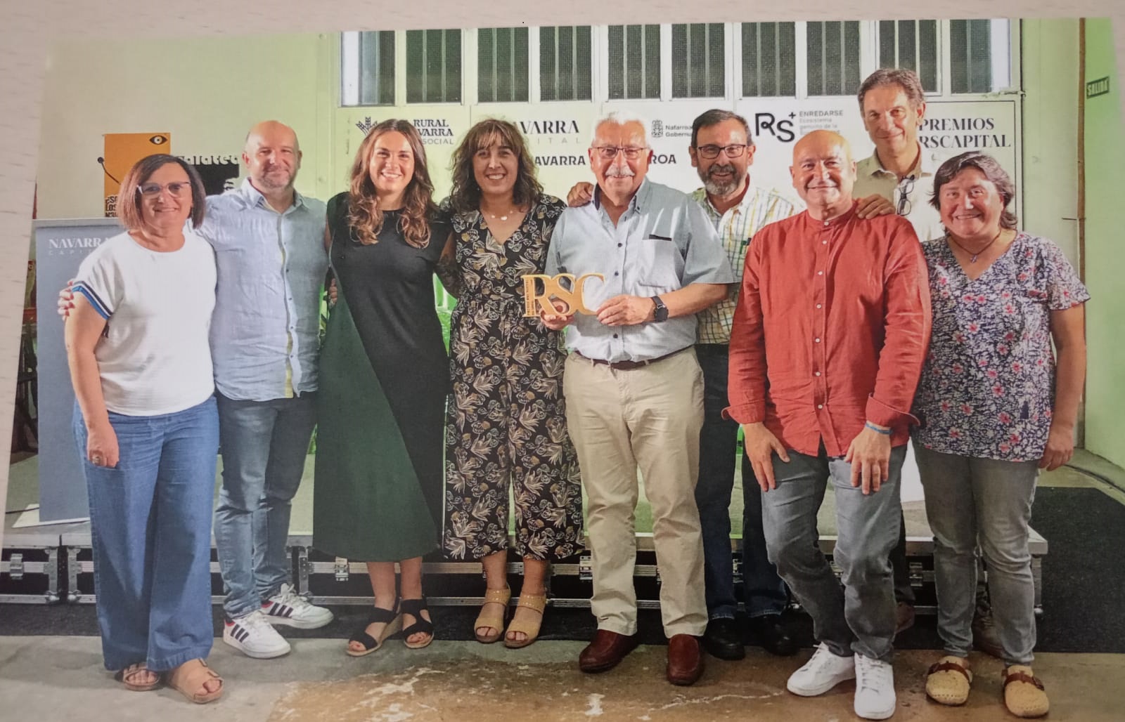 El equipo de Salesianos junto con el de Aralar posando para los medios